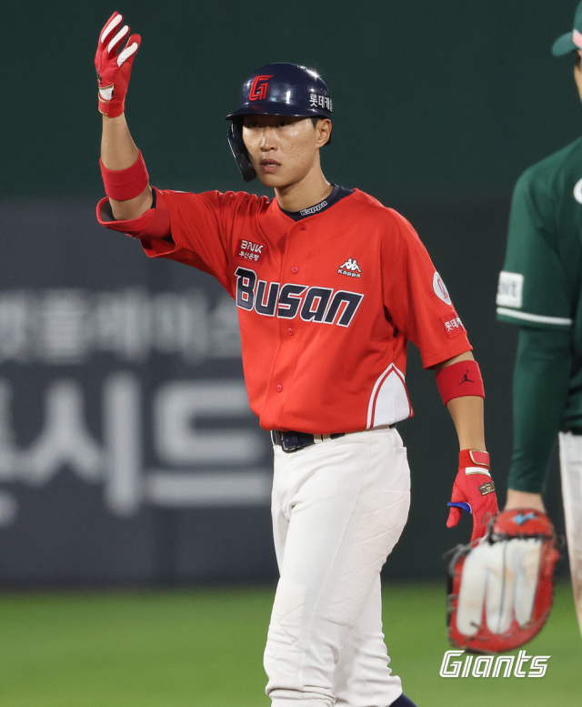 롯데 자이언츠 내야수 박승욱은 19일 부산 사직야구장에서 열린 SSG 랜더스와의 시즌 2차전 경기에서 4타수 3안타 1타점 1득점의 맹타를 휘두르며 팀 승리에 큰 역할을 해냈다. 박승욱이 5회 말 2루타를 친 뒤 불꽃 세리머니를 하고 있다. 롯데 자이언츠 제공