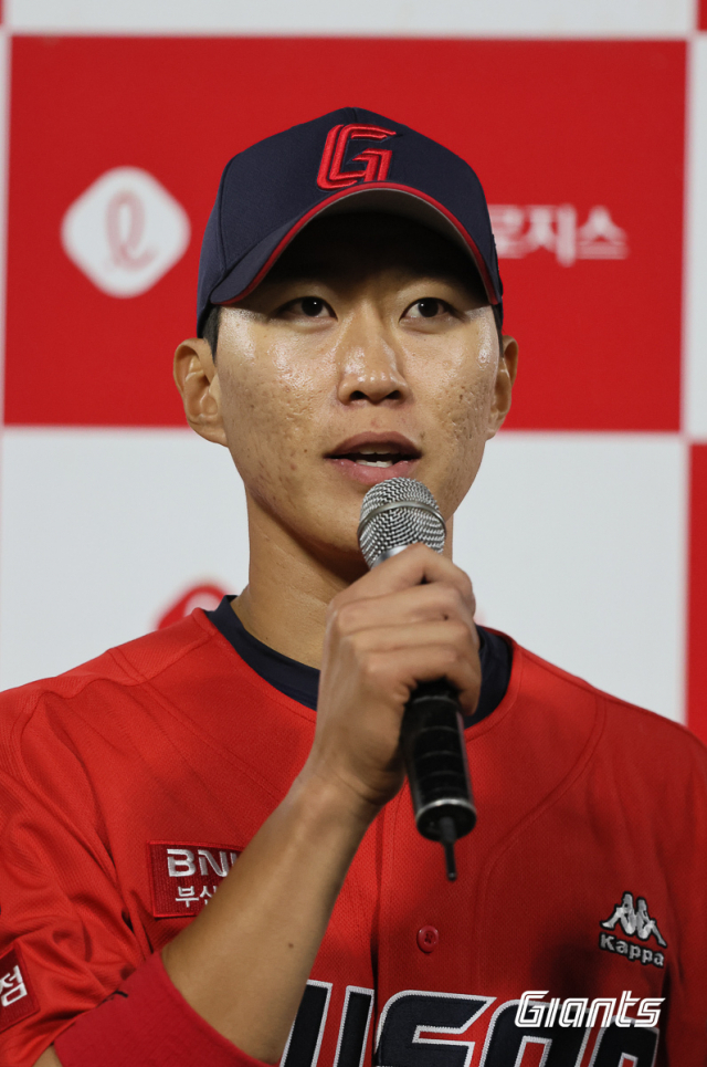 롯데 자이언츠 내야수 박승욱은 19일 부산 사직야구장에서 열린 SSG 랜더스와의 시즌 2차전 경기에서 4타수 3안타 1타점 1득점의 맹타를 휘두르며 팀 승리에 큰 역할을 해냈다. 박승욱이 경기 뒤 수훈 선수 인터뷰에 응하고 있다. 롯데 자이언츠 제공