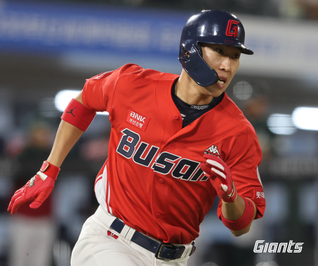 롯데 자이언츠 내야수 박승욱은 19일 부산 사직야구장에서 열린 SSG 랜더스와의 시즌 2차전 경기에서 4타수 3안타 1타점 1득점의 맹타를 휘두르며 팀 승리에 큰 역할을 해냈다. 롯데 자이언츠 제공