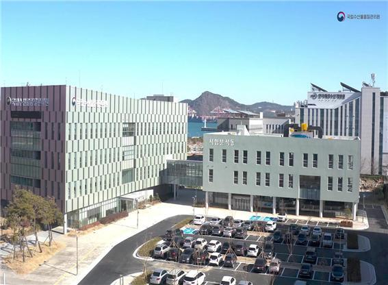 수산물 안전성과 수산생물질병을 검사하는 국립수산품질관리원 시험분석동이 22일 부산 영도구 동삼혁신지구에 문을 연다. 국립수산물품질관리원 제공