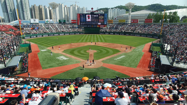 21일 부산 사직구장에는 2만 2990석이 모두 들어차 이틀 연속 매진 경기가 펼쳐졌다. 롯데는 하지만 매진 행진이 이어진 이틀 연속 SSG랜더스에 경기를 내주며 열광적인 응원을 펼친 홈 팬의 기대에 부응하지 못했다.