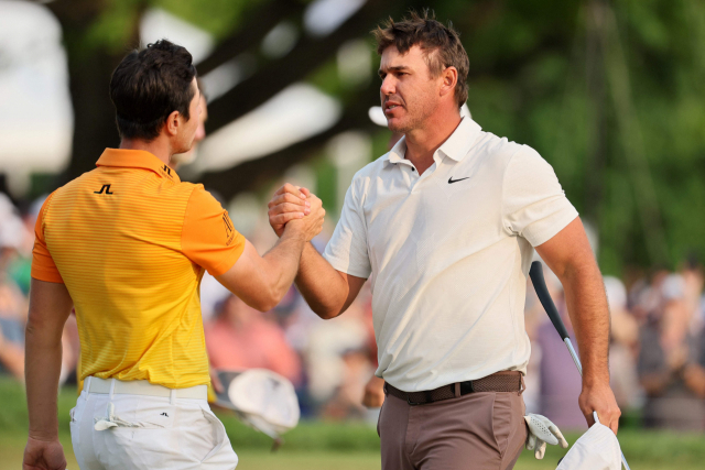22일(한국시간) 미국 뉴욕주 로체스터 오크힐 컨트리클럽에서 끝난 PGA 챔피언십에서 우승한 브룩스 켑카(오른쪽)가 공동 2위 빅토르 호블란과 인사를 나누고 있다. AFP연합뉴스