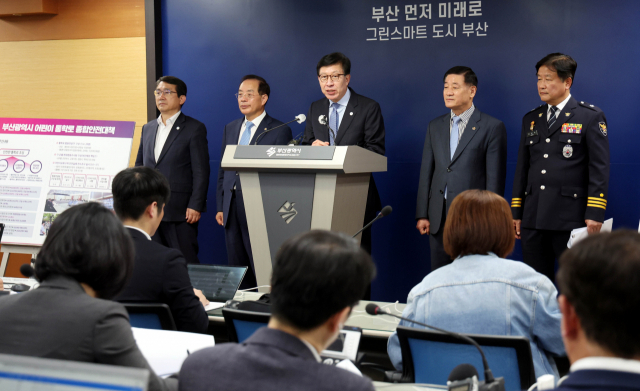 박형준(가운데) 부산시장과 하윤수 부산시교육감 등이 22일 오후 부산시청 기자회견장에서 어린이 통학로 종합안전대책을 발표하고 있다. 정종회 기자 jjh@