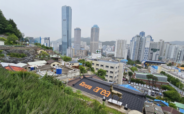 전포돌산공원 아래 마을 가칭 '월하마을' 폐공가에서 전시가 열린다. 전포돌산공원은 남구 문현동이고, 월하마을은 부산진구 전포동에 위치해 있다. 오금아 기자