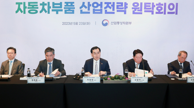 이창양 산업통상자원부 장관(가운데)이 23일 오후 서울 포시즌스호텔에서 열린 ‘자동차부품 산업전략 원탁회의’에서 인사말을 하고 있다. 산업부 제공
