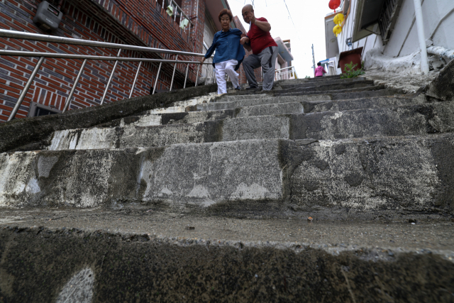 22일 부산 동구 산복도로의 좁고 가파른 계단으로 인해 주민들이 힘겹게 통행하고 있다. 김종진 기자 kjj1761@
