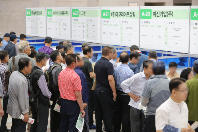 부산의 고령층은 퇴직 후에도 재취업을 원하지만 양질의 일자리를 찾기는 어려운 상황이다. 부산시와 부산상공회의소 등이 공동주최한 ‘장노년 일자리 박람회’. 부산일보DB