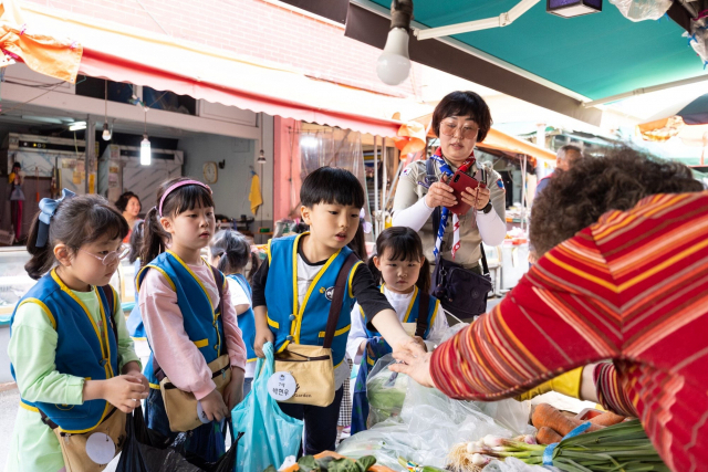 동래시장에서 열린 ‘어린이 전통시장 장보기 스탬프 랠리 행사’에서 어린이들이 직접 상품을 고르고 있다. 소상공인시장진흥공단 제공