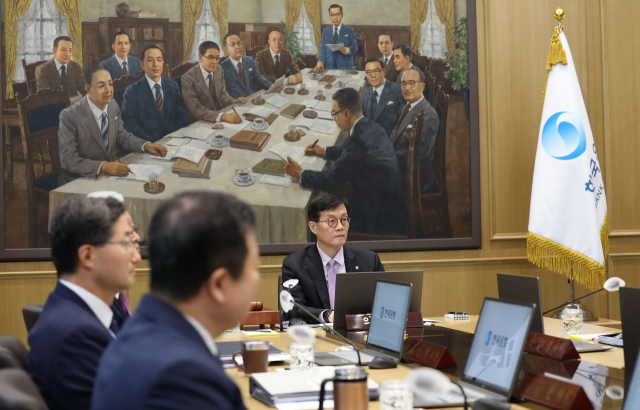 한국은행이 기준금리를 현 수준인 3.50%로 동결했다. 또 한국 경제성장률 전망은 1.4%로 하향 조정했다. 사진은 이창용 한국은행 총재가 25일 오전 서울 중구 한국은행 신축 본부에서 열린 금융통화위원회 본회의를 주재하고 있는 모습. 연합뉴스