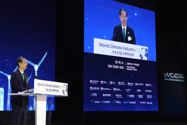 한덕수 국무총리가 25일 오전 부산 해운대구 벡스코에서 열린 기후산업국제박람회 개회식에 참석해 개회사를 하고 있다. 연합뉴스 제공