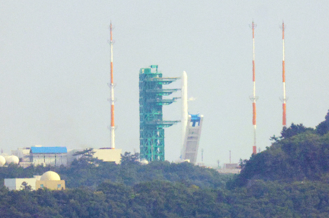 25일 오후 전남 고흥군 나로우주센터에서 국내 독자 기술로 개발된 한국형 발사체 ‘누리호(KSLV-Ⅱ)’의 발사 준비 작업이 진행되고 있다. 이번 누리호 3차 발사는 차세대소형위성 2호 1기와 큐브위성 7기 등 본격적으로 실용급 위성을 탑재해 발사하는 첫 사례다. 연합뉴스
