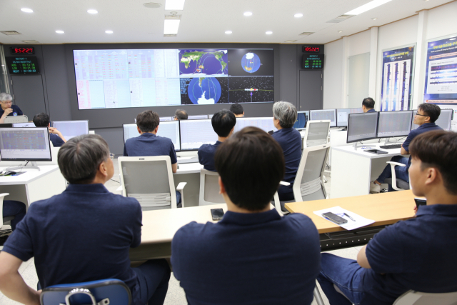 KAIST 지상국에서 위성 관제 중인 연구원들. KAIST 제공