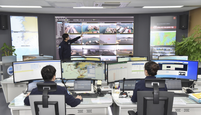 한국해양교통안전공단 운항상황센터(세종시 아름동)에서 전국 기항지에 설치된 ‘지능형 CCTV’로 여객선 안전운항 모니터링을 하는 모습. KOMSA 제공