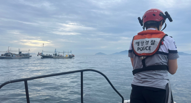 27일 오후 5시 10분께 통영시 욕지면 좌사리도 북방 해상에서 낚시객 등 22명이 탄 어선이 암초와 충돌해 좌초됐다. 통영해양경찰서 제공