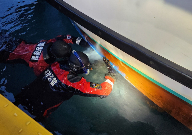 27일 오전 3시께 통영시 매물도 대항 서방 1해리에서 어구 작업을 하다 추진기에 밧줄이 감겨 표류하던 창원선적 연안복합 어선이 암초에 부딪혀 선원 1명이 다쳤다. 통영해경 제공