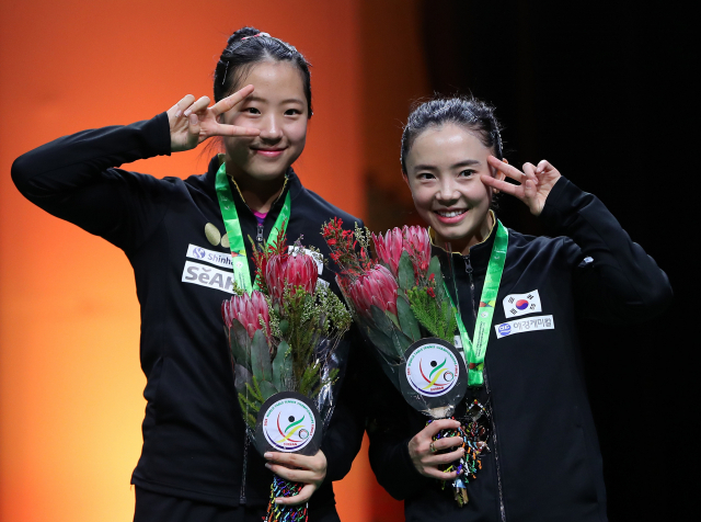 28(한국시간) 남아프리카공화국 더반에서 열린 2023 국제탁구연맹(ITTF) 개인전 세계선수권대회 여자복식에서 은메달을 딴 신유빈(왼쪽)과 전지희가 환하게 웃고 있다. 신화연합뉴스