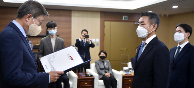 2021년 11월, 박형준 부산시장이 부산시청에서 부산교통공사 한문희(오른쪽 두 번째) 사장에게 임명장을 주고 있다. 맨 오른쪽은 부산도시공사 김용학 사장. 부산일보DB