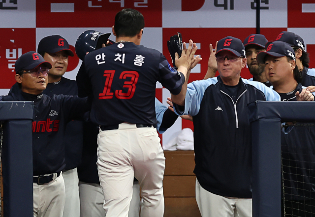 28일 오후 서울 고척돔에서 열린 2023 KBO리그 롯데 대 키움 경기. 2회 무사 만루 때 롯데 고승민의 희생타로 득점에 성공한 안치홍이 래리 서튼 롯데 감독과 함께 기뻐하고 있다. 연합뉴스