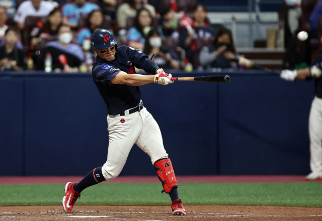 28일 오후 서울 고척돔에서 열린 2023 KBO리그 롯데 대 키움 경기. 3회 초 2사 때 롯데 전준우가 3루타를 치고 있다. 연합뉴스