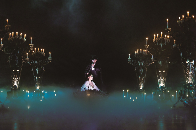 '오페라의 유령' 지하 호수 장면에 등장한 전동석(오페라의 유령)과 송은혜(크리스틴). 에스앤코 제공