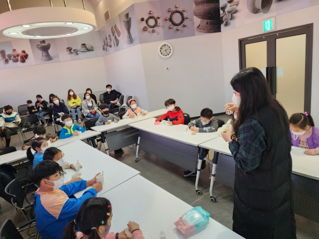 김해시 대성동고분박물관이 초등학생을 대상으로 세시풍속 교육프로그램을 운영한다. 김해시 제공