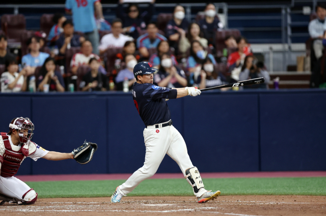 28일 서울 고척 스카이돔에서 열린 롯데 자이언츠와 키움 히어로즈와의 경기에는 1만 6000명이 모두 들어찼다. 고척 스카이돔에는 많은 롯데 팬들이 입장해 마치 홈 구장인 사직구장과 같은 뜨거운 응원 열기가 이어졌다. 연합뉴스