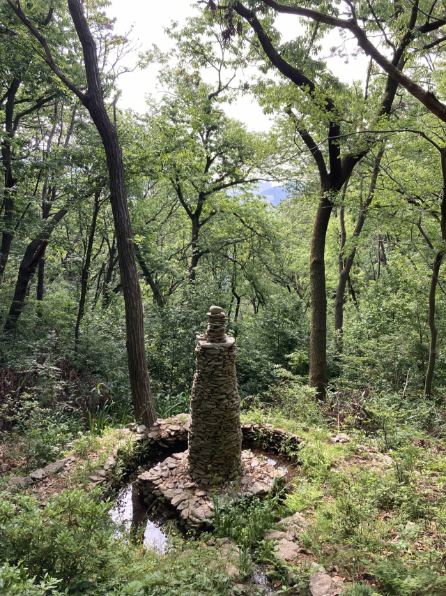 쇠미산을 사랑하는 주민이 공들여 쌓은 돌탑.