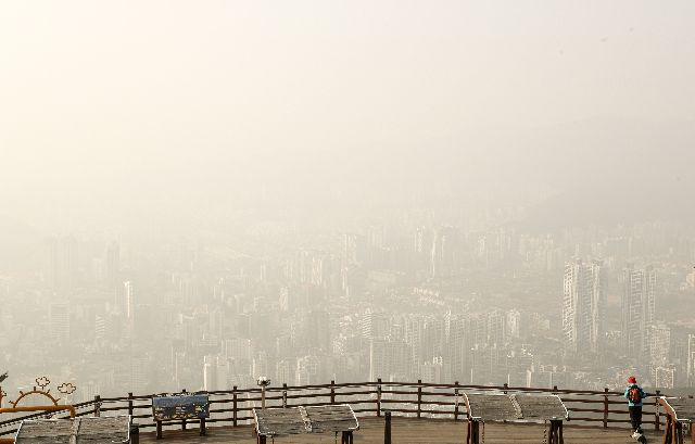 초미세먼지 주의보가 발효된 지난 1월 5일 오전 부산 황령산에서 내려다본 도심이 뿌옇게 흐려져 있다. 김종진 기자 kjj1761@