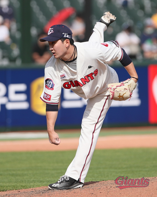 롯데 자이언츠 투수 나원탁은 지난 23일 구단과의 면담을 거쳐 임의해지 상태로 계약을 종료하고, 현역 은퇴를 선언했다. 나원탁의 활약 당시 모습. 롯데 자이언츠 제공