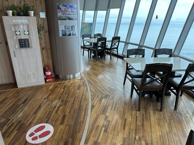 고흥우주발사전망대 7층. 바닥의 빨간 발자국에 서서 유리창을 바라보면 빨간 화살표가 가리키는 곳에 나로우주센터가 있다.