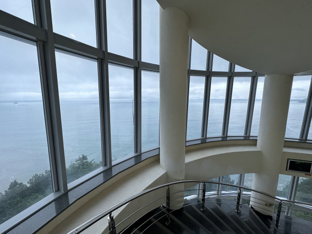 고흥우주발사전망대에 가면 4~6층 계단전망대를 따라 360도로 다채로운 풍광을 조망할 수 있다.