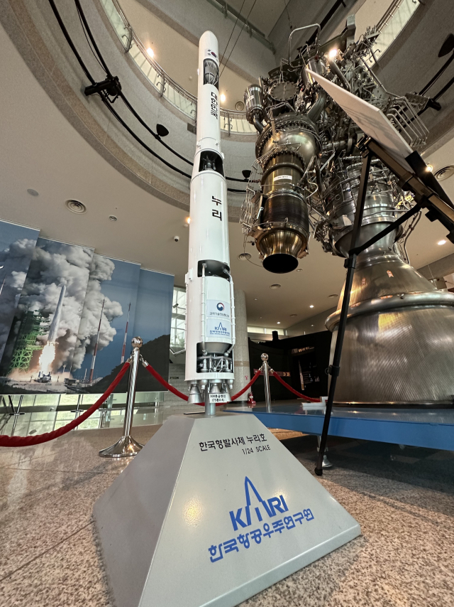 나로우주센터 우주과학관에 들어서면 누리호 축소모형과 75t급 엔진이 방문객을 맞는다. 한국 우주발사체 기술의 핵심이다.