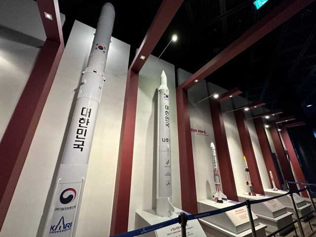 우리나라 로켓의 모형. 오른쪽 과학1호부터 시작해 맨 왼쪽 누리호까지 로켓 개발의 역사를 한눈에 보여준다.