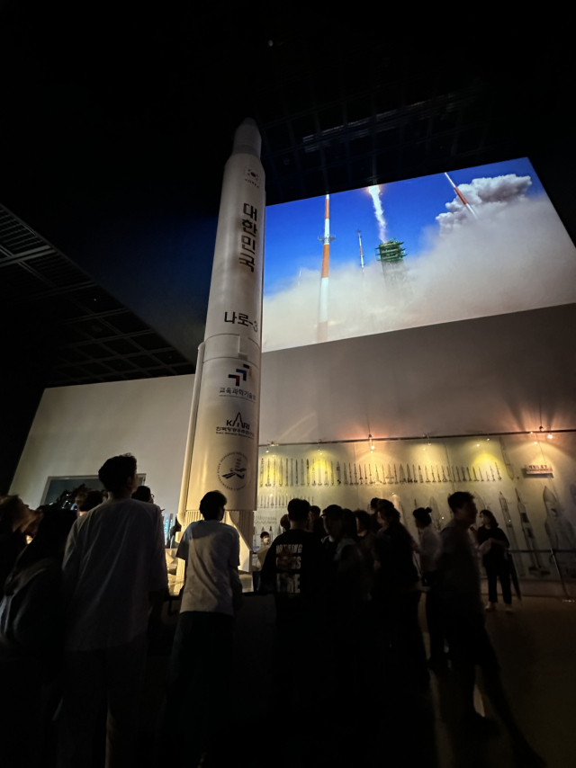 나로호 발사 진동을 체험해볼 수 있는 시설. 매 시간 발사 때마다 관람객이 몰릴 정도로 인기다.