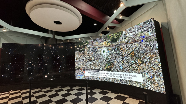 우주에서 촬영한 고해상도 위성사진을 보여주는 영상관.