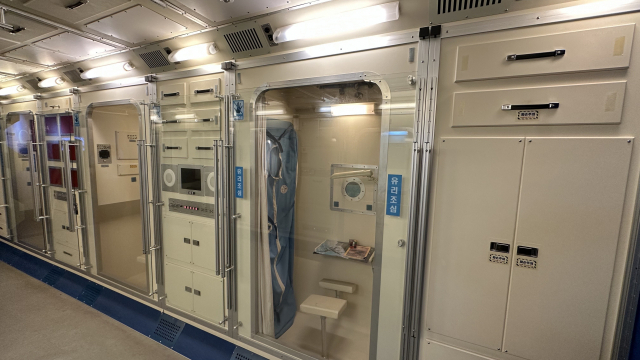 국제우주정거장의 내부. 침실, 실험실, 샤워실, 화장실 등 다양한 공간이 캡슐 형태로 연결돼 있다.