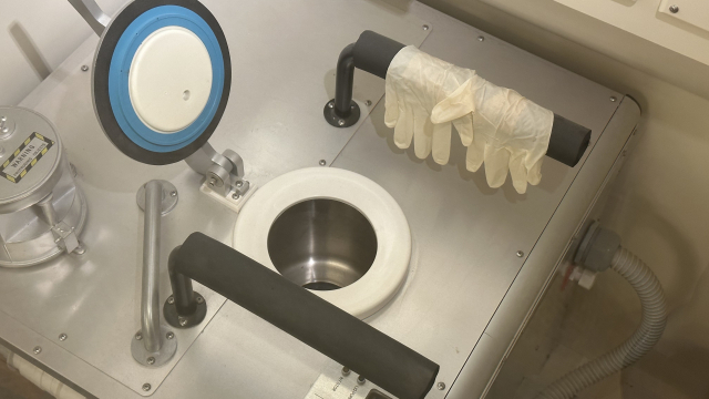 국제우주정거장 화장실의 변기. 아기용보다 조금 큰 정도다.