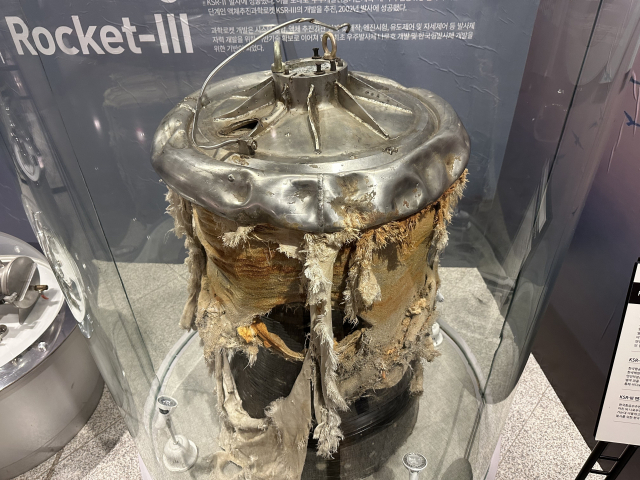 로켓전시관의 KSR-Ⅲ 엔진. 발사 성공 6개월 뒤 서해상에서 유인잠수정으로 인양한 실물이다.