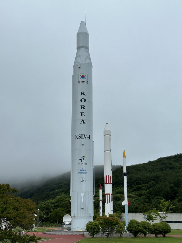 나로우주센터 우주과학관 야외에 전시된 우리나라의 로켓. 과학1호부터 나로호까지(누리호는 없음) 실물 크기다.