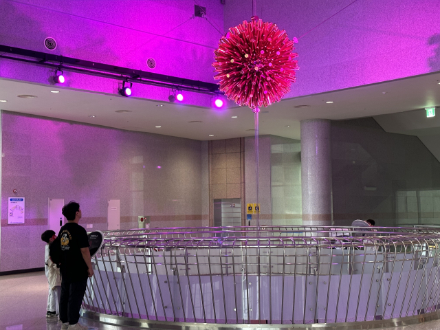 우주과학관 2층에 전시 중인 '호버만의 구'. 수축과 팽창을 반복하며 눈길을 사로잡는다.