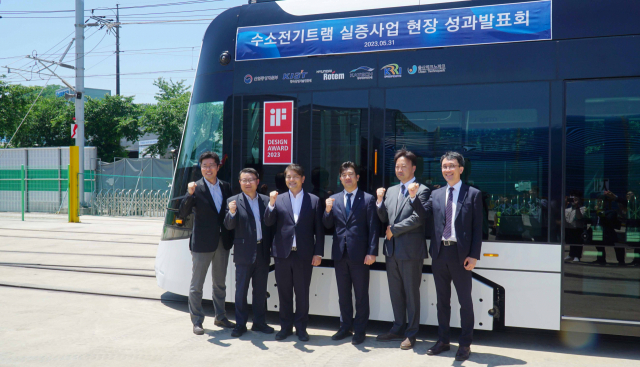 주영준(왼쪽 세 번째) 산업통상자원부 산업정책실장이 31일 경남 함안군 로만시스(주) 칠서공장(현대로템 협력사)에서 열린 ‘수소전기트램실증사업 성과발표회’에 참석해 관계자들과 기념촬영을 하고 있다. 산업부 제공