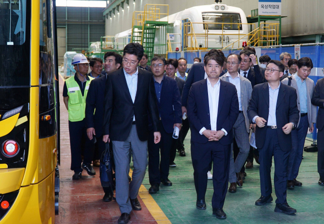 주영준(앞줄 왼쪽 두 번째) 산업통상자원부 산업정책실장은 31일 경남 함안군 로만시스(주) 칠서공장(현대로템 협력사)에서 ‘수소전기트램실증사업 성과발표회’에 참석해 인사말을 한 후 ‘수소전기트램 R&D(연구개발) 성과물 발표회’와 수소전기트램 실물 전시 현장을 둘러보았다. 성과발표회에는 이원상 현대로템 연구소장, 신철식 푸름케이디 대표, 박수용 제엔엠 메카텍 대표, 조윤호 맥시스 부사장, 손형곤 로만시스 연구소장, 김명환 자동차연구원 부문장, 이형석 산업기술진흥원 단장, 한승엽 산업기술평가관리원 본부장 등이 참석했다. 산업부 제공