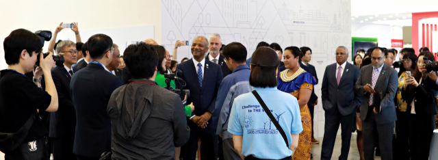 HSG성동조선은 지난 25일 부산 벡스코에서 개막한 ‘2023 기후산업국제박람회’에 참가해 자사가 보유한 친환경 기술력을 선보였다. 태평양 도서 6개국(나우루, 몰디브, 바누아투, 통가, 투발루, 피지)의 정상급 인사들이 성동조선 부스를 방문해 설명을 듣고 있다. 성동조선 제공