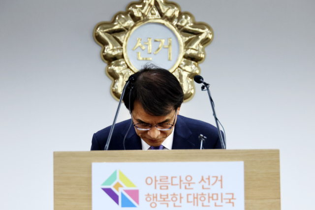 노태악 중앙선거관리위원장이 31일 과천 중앙선거관리위에서 사과하고 있다. 연합뉴스