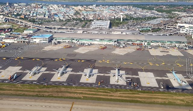 부산 김해국제공항 국제선 터미널 앞 계류장에는 여러 비행기가 서 있다.연합뉴스