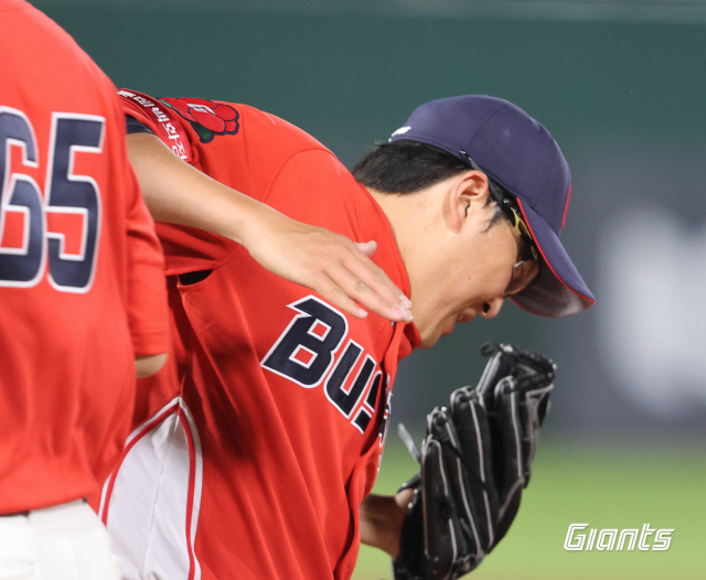 롯데 자이언츠 박세웅은 31일 열린 LG 트윈스와의 원정 경기에서 6이닝 1실점 퀄리티 스타트를 기록하며 시즌 3승을 기록했다. 지난 19일 SSG 랜더스와의 홈 경기에 출전한 박세웅. 롯데 자이언츠 제공