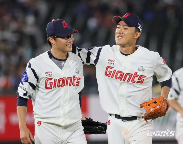 롯데 자이언츠 박세웅은 31일 열린 LG 트윈스와의 원정 경기에서 6이닝 1실점 퀄리티 스타트를 기록하며 시즌 3승을 기록했다. 지난 25일 NC 다이노스 경기에 출전한 박세웅과 노진혁. 롯데 자이언츠 제공