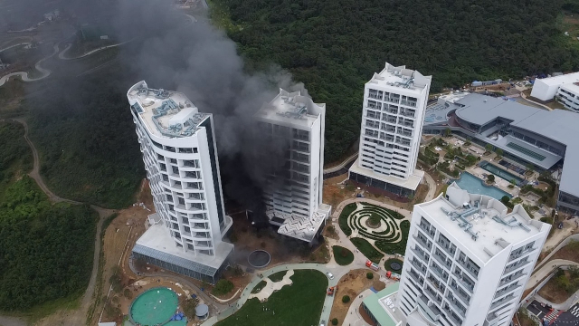 1일 오전 8시 50분 부산 기장군 기장읍 빌라쥬 드 아난티 공사현장에서 불이 나 소방이 화재작업을 진행 중이다. 독자제공
