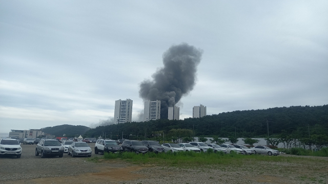 1일 오전 9시께 기장군 기장읍 빌라쥬드 아난티 공사현장에서 불이 나 소방이 화재작업을 진행 중이다. 독자제공