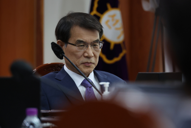 노태악 중앙선거관리위원장이 31일 오후 과천 중앙선거관리위원회에서 고위직 간부들의 자녀 특혜 채용 관련 대책을 마련하기 위해 열린 긴급 위원회의를 주재하고 있다. 연합뉴스